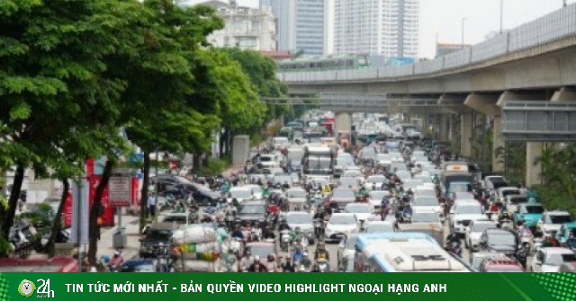 Người dân lũ lượt rời Thủ đô về nghỉ lễ, cửa ngõ phía Nam Hà Nội ùn tắc cục bộ