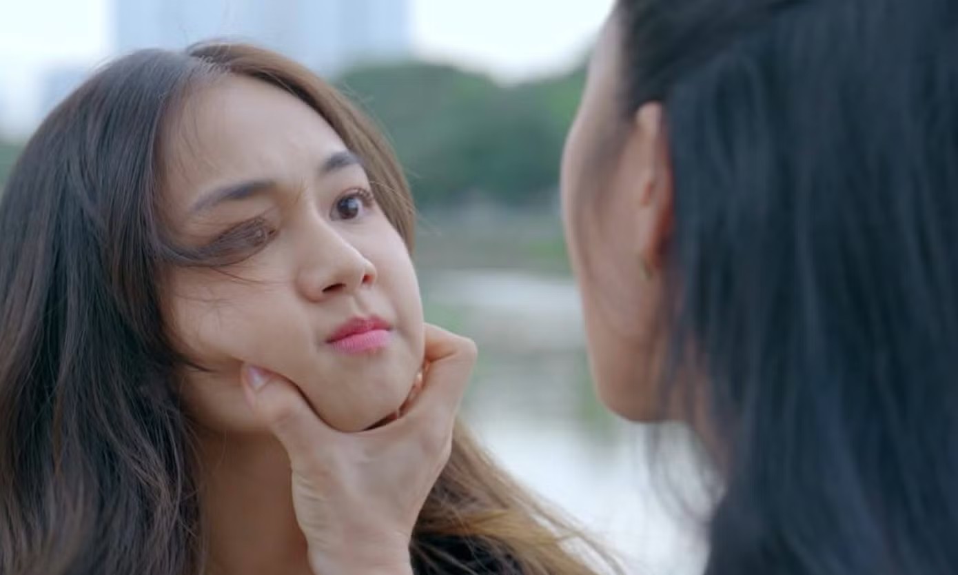 Nhiều tình tiết trong phim Bóng ma hạnh phúc tạo ra những cuộc thảo luận, tranh cãi dữ dội.