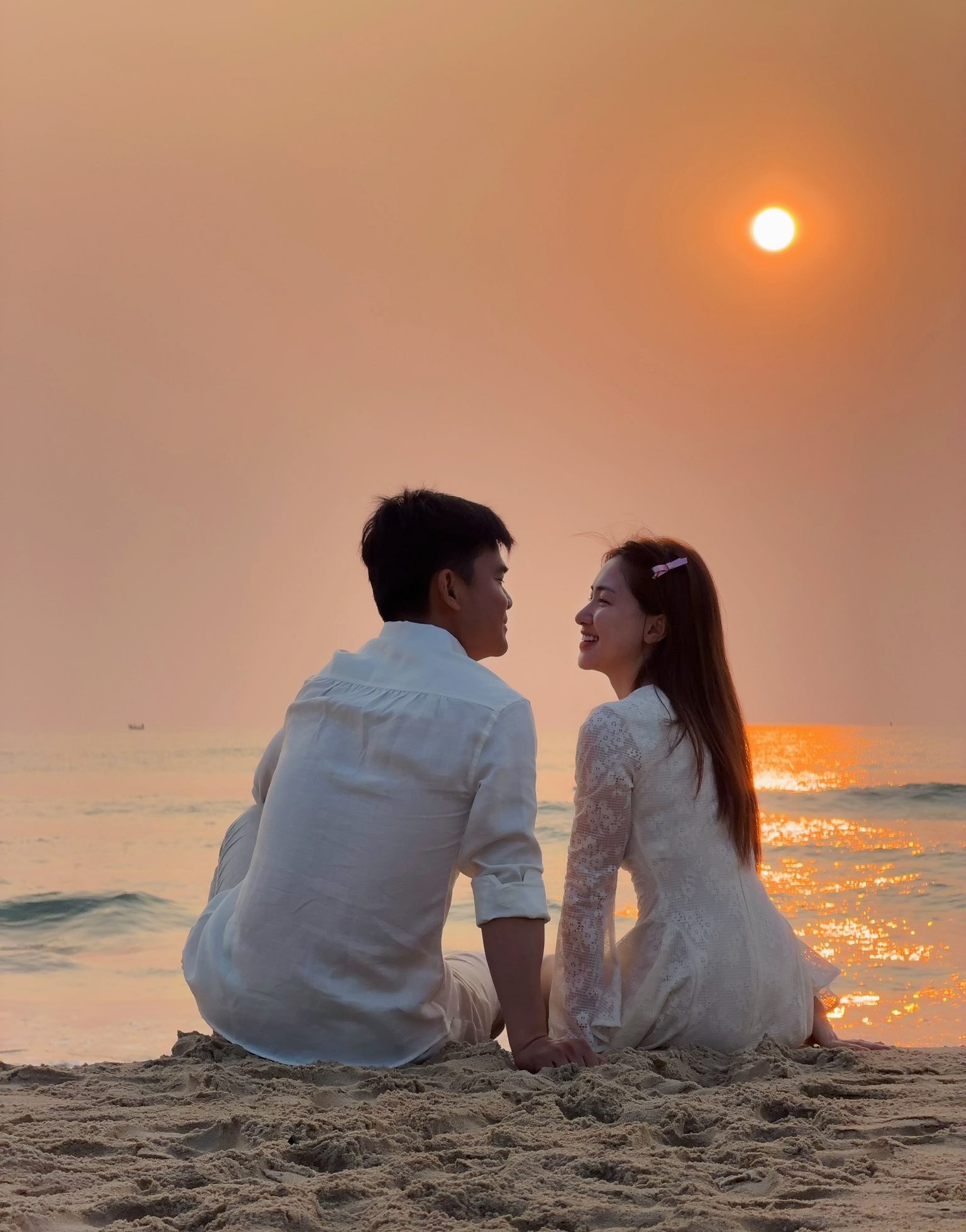 Cả hai ngắm hoàng hôn tại bãi biển ở Đà Nẵng.
