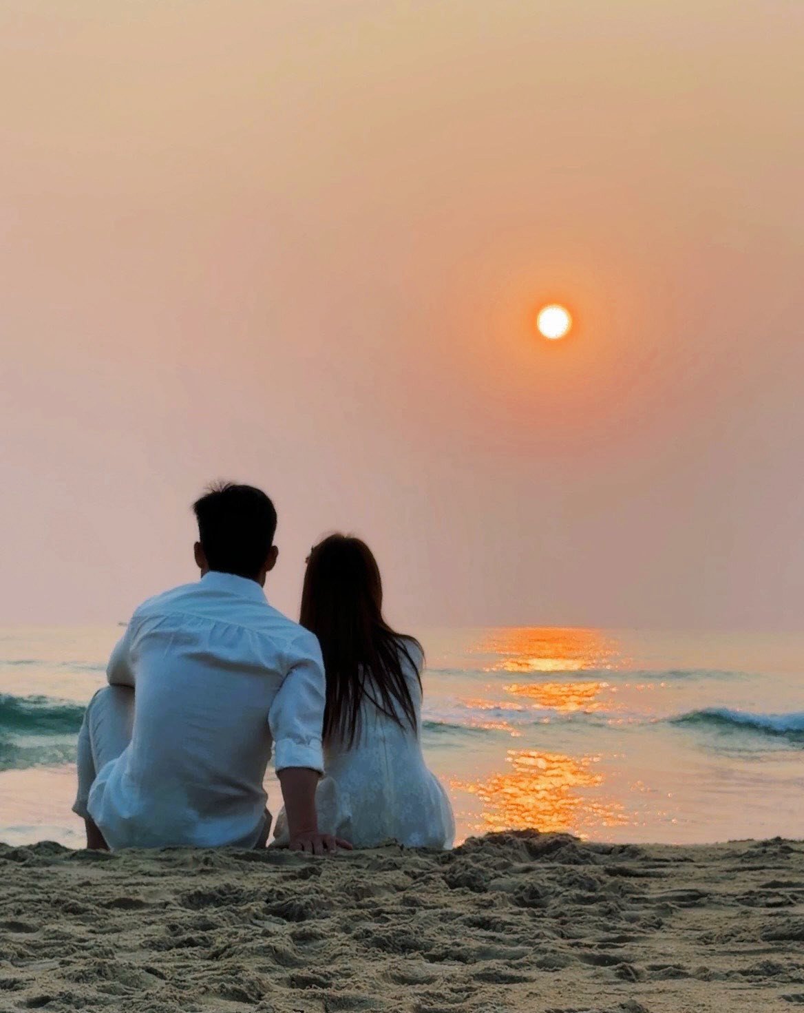 Cả hai ngắm hoàng hôn tại bãi biển ở Đà Nẵng.