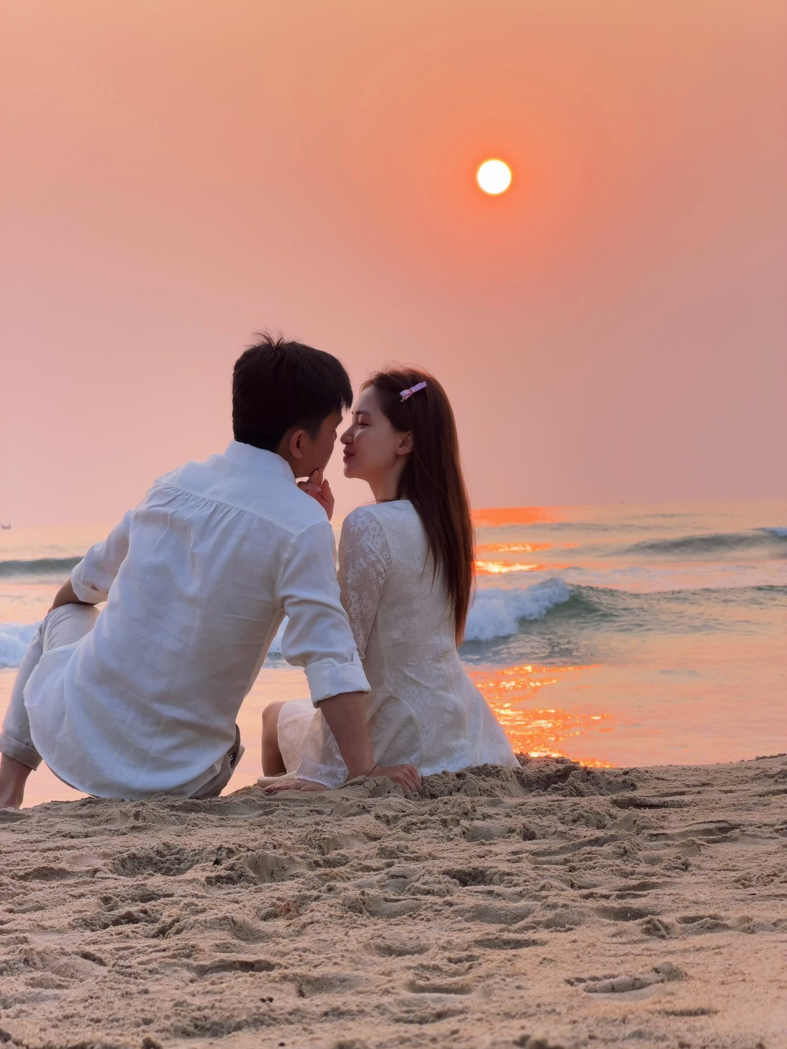 Hòa Minzy và bạn trai.