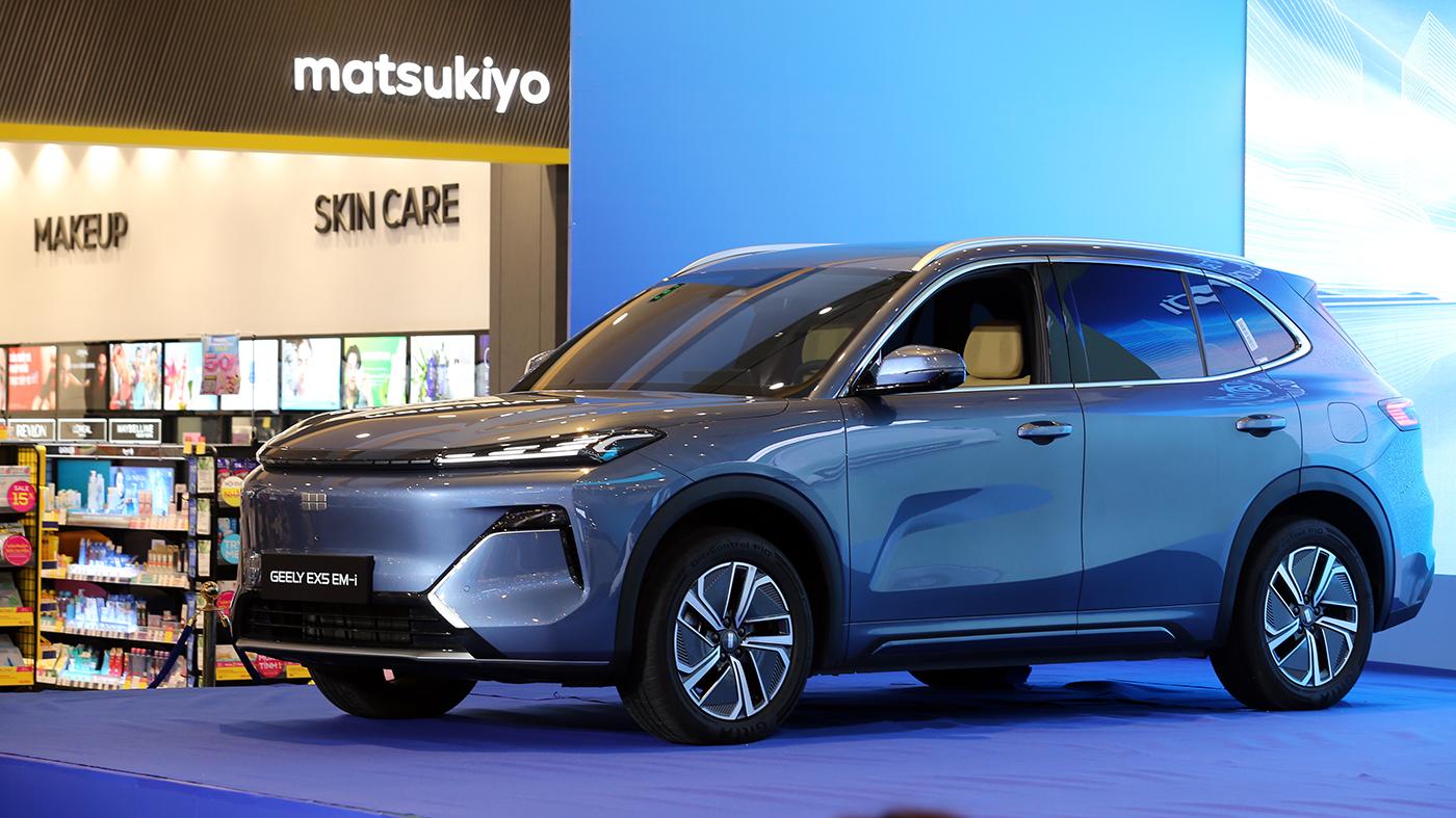 Geely EX5 EM-i hiện đang được Tasco Auto phân phối tại Việt Nam với 3 phiên bản Pro, Max và Ultra, đi kèm mức giá lần lượt 789 triệu, 909 triệu và 969 triệu đồng.