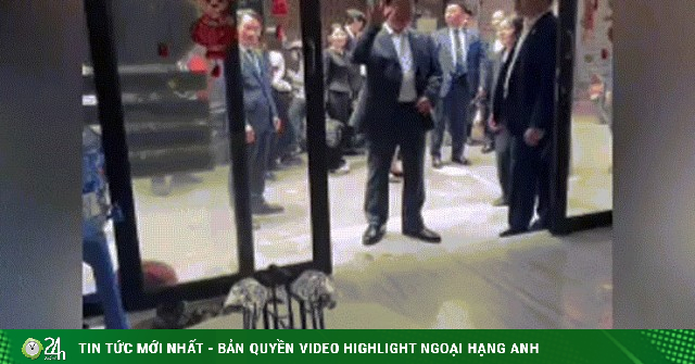 Đang đi gội đầu, cô gái bất ngờ gặp Tổng thống Hàn Quốc