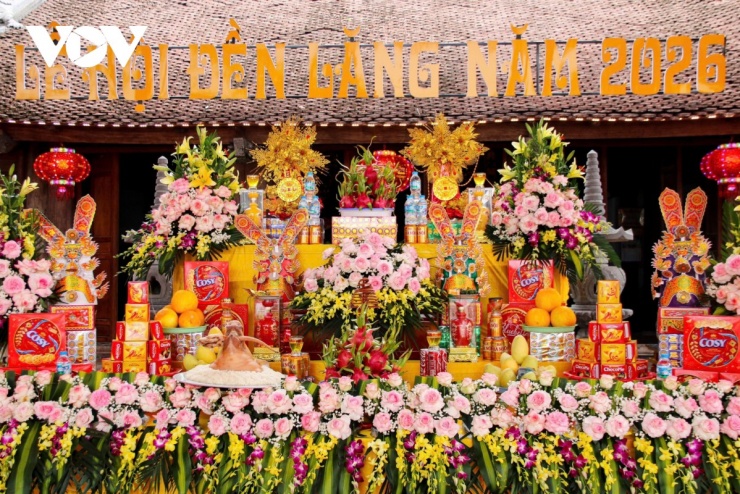 Lễ hội năm nay được tổ chức trang trọng, chu đáo từ trang trí không gian đến sắp xếp lễ vật. Các mâm lễ được bày biện công phu, thể hiện lòng thành kính của nhân dân đối với các bậc tiền nhân.