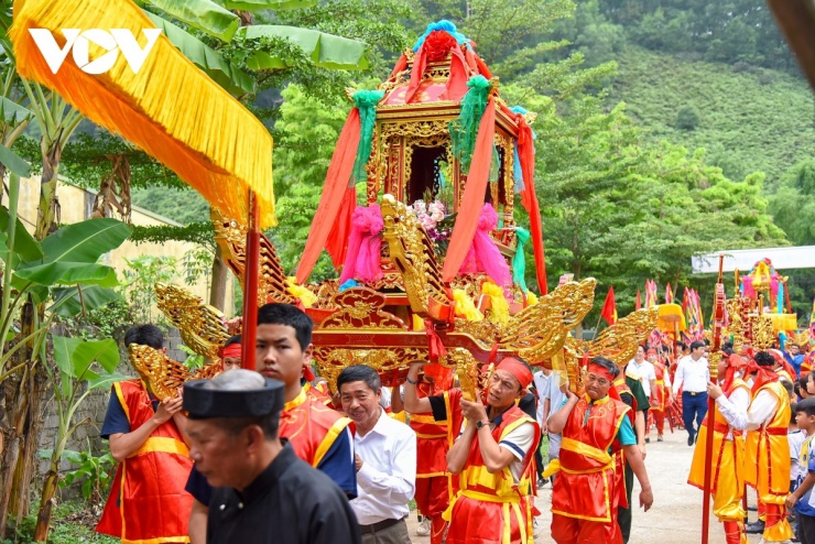 Lễ hội đền Lăng từ xưa tới nay đã thấm sâu vào trái tim khối óc, trở thành tình cảm thiêng liêng của người dân địa phương.