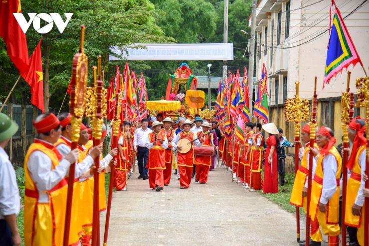Đoàn rước tạo nên khung cảnh đầy màu sắc truyền thống với kiệu sơn son thếp vàng, cờ, lọng cùng các trang phục rực rỡ.