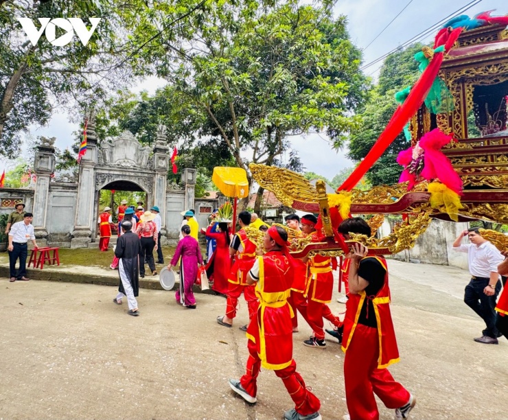 Đoàn rước tiến gần Khu lăng mộ cụ tổ Lê Lộc, dân gian thường gọi là Mả Dấu, nằm cách đền Lăng 200m.