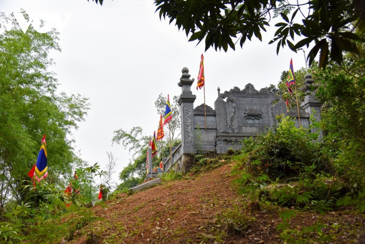 Nằm trên một gò đất cao, Mả Dấu là một địa điểm linh thiêng trong đời sống tín ngưỡng của người dân địa phương. 