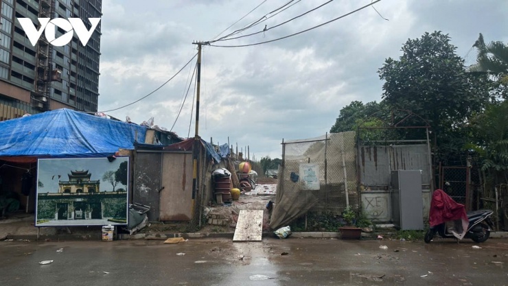 Đại diện UBND phường Tây Hồ cho biết, phường đã họp dân công khai chính sách liên quan và tổ chức tuyên truyền giải thích vận động các hộ. Hiện phường đang tiếp tục tuyên truyền để tạo sự đồng thuận của người dân làm cơ sở điều tra hiện trạng lập công khai và phê duyệt phương án. Nếu trong trường hợp các hộ không hợp tác điều tra hiện trạng UBND phường Tây Hồ kiên quyết áp dụng các biện pháp hành chính để thu hồi mặt bằng đúng kế hoạch.