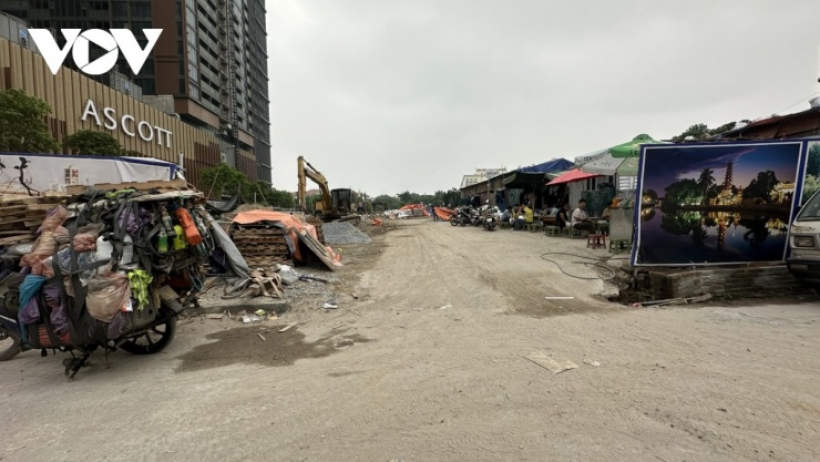 Phần đất ven hồ hiện được phân định ranh giới phục vụ thi công