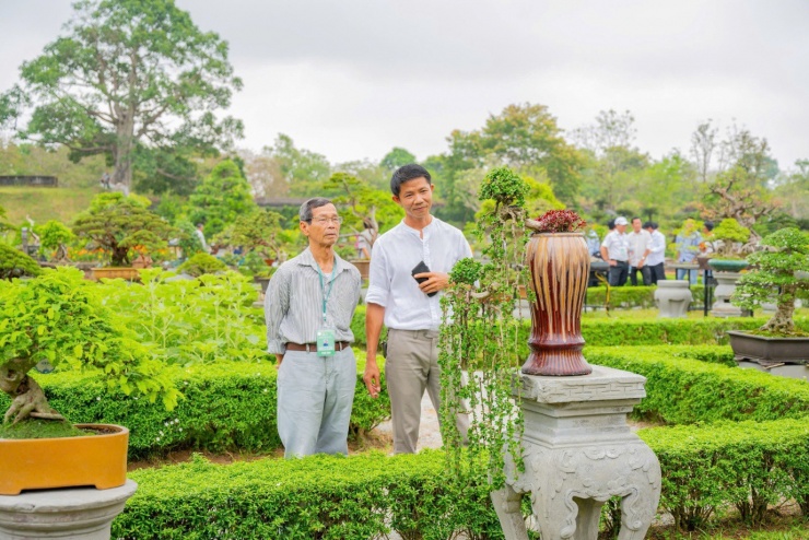 Khung cảnh thể hiện sự hài hòa giữa nghệ thuật sinh vật cảnh và cảnh quan di sản cung đình.