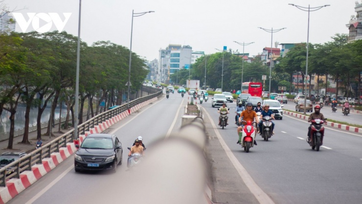 Đường Vành đai 2.5 hướng về Láng – Cầu Giấy thông thoáng cả trên cao lẫn các nhánh xuống.