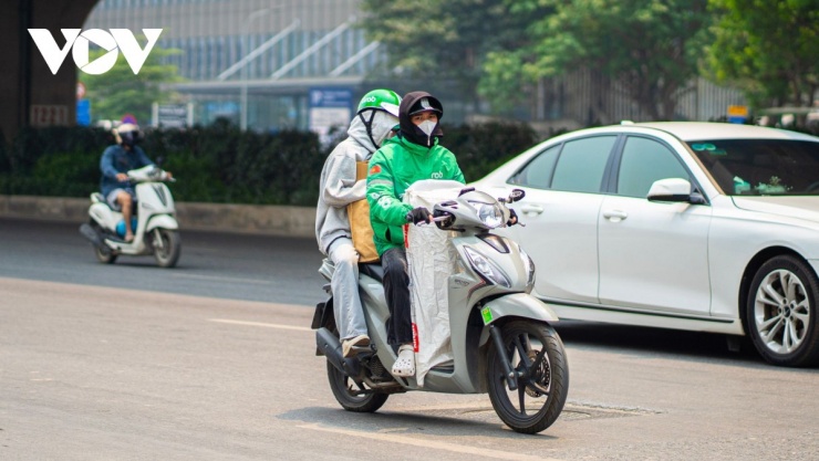 Ngay sau khi đèn tín hiệu chuyển xanh, các phương tiện nhanh chóng nối dòng di chuyển ổn định, một bộ phận người dân chọn sáng nay mới bắt đầu hành trình về quê, và dù vẫn xuất hiện dòng xe máy rời Hà Nội, giao thông nhìn chung không xảy ra ùn tắc.