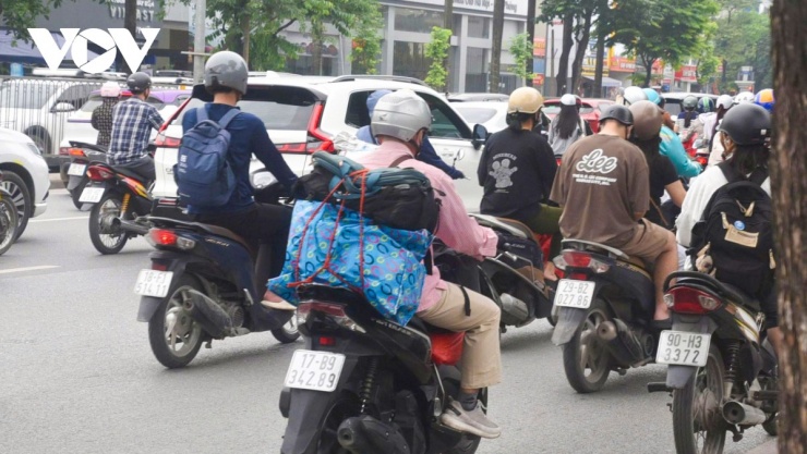 Người dân mang theo nhiều hành lý trở về quê nghỉ lễ, không ít người chọn khởi hành từ sáng sớm để tránh ùn tắc.