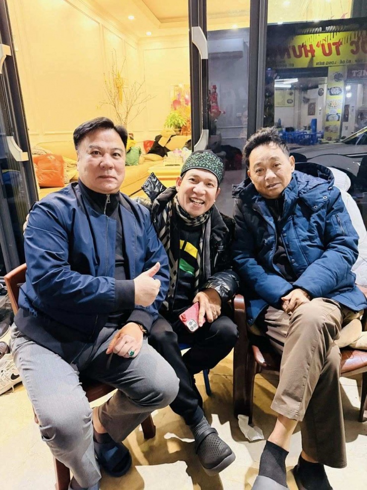 Hình ảnh vui vẻ hồi đầu năm của NSND Quốc Khánh cùng bạn bè, đồng nghiệp.