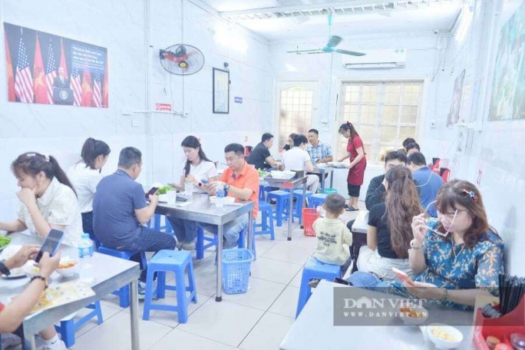 Lượng khách luôn đông đúc đến quán bún chả ăn trưa ngày 25/4. Ảnh: Gia Khiêm