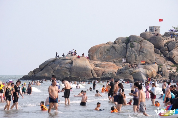 Khu vực mỏm đá được cảnh báo cấm tắm nhưng du khách vẫn lại gần