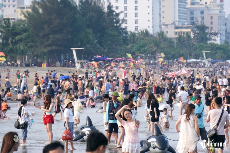 Du khách dạo chơi dọc bãi biển