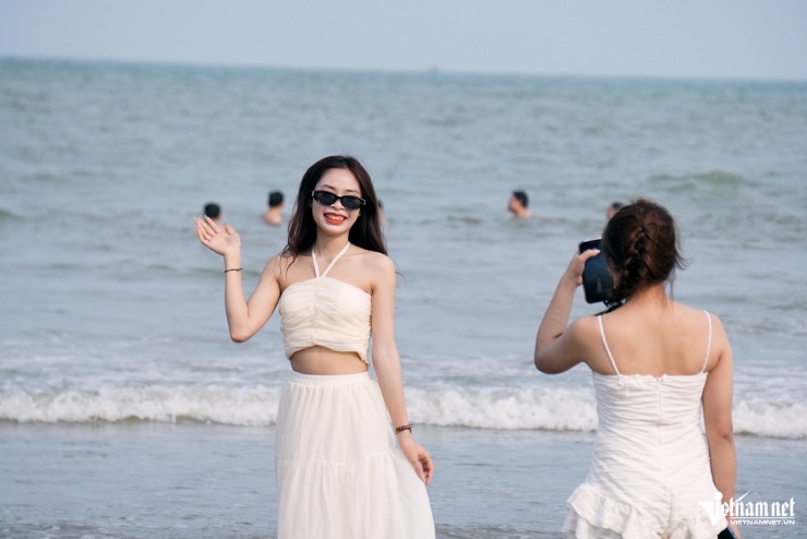 Các bạn trẻ không tắm nhưng tranh thủ check-in