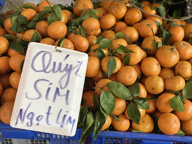 Quýt sim cuối vụ mỏng vỏ, ngọt đậm nên được ưa chuộng.