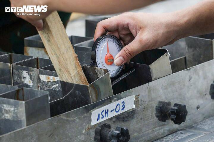 Các lực lượng căn chỉnh góc bắn pháo hoa hỏa thuật, bảo đảm đúng yêu cầu kỹ thuật.