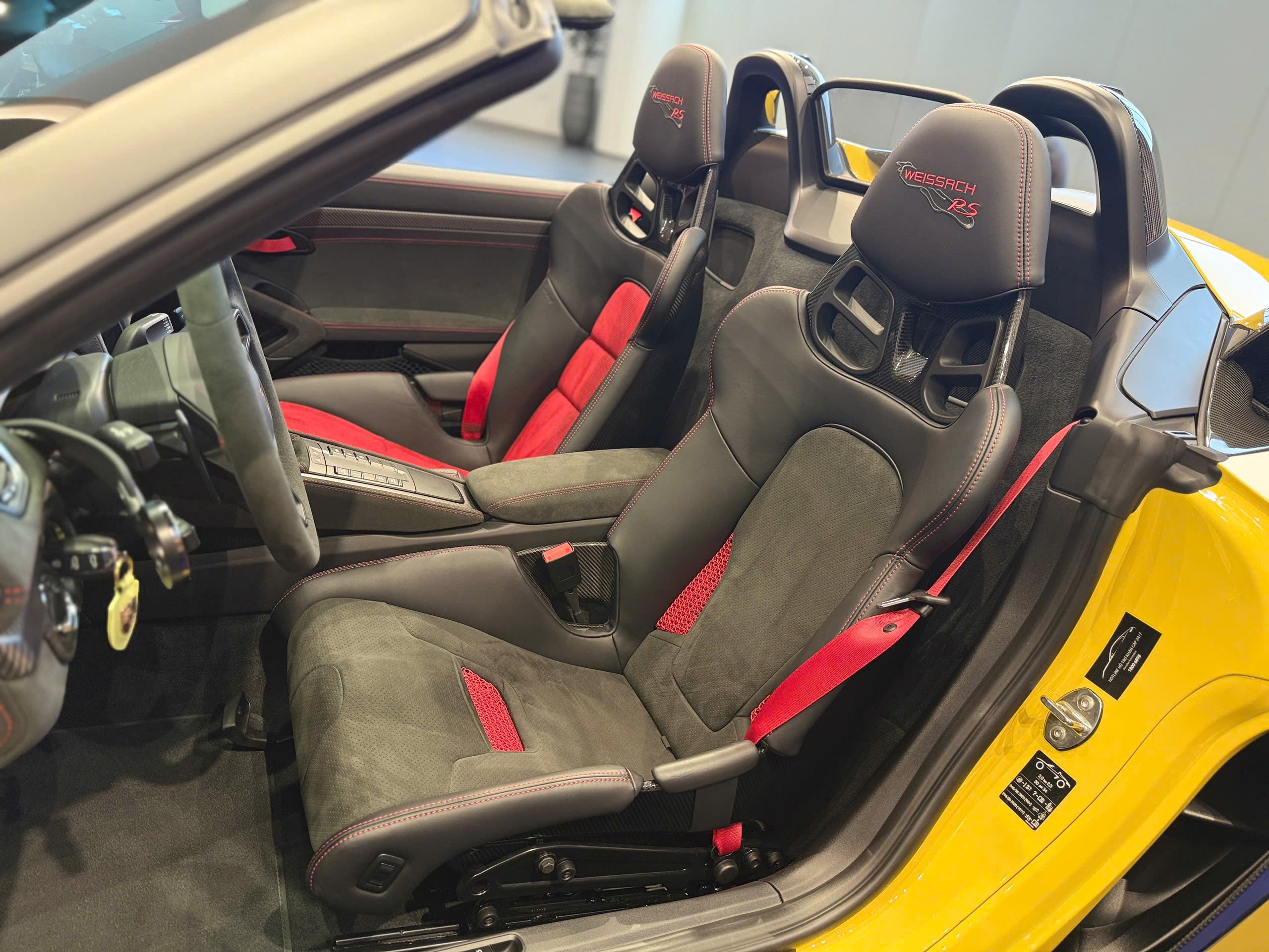 Hai ghế thể thao được làm bằng chất liệu cacbon và được điều chỉnh bằng điện kết hợp&nbsp;cơ độc đáo.