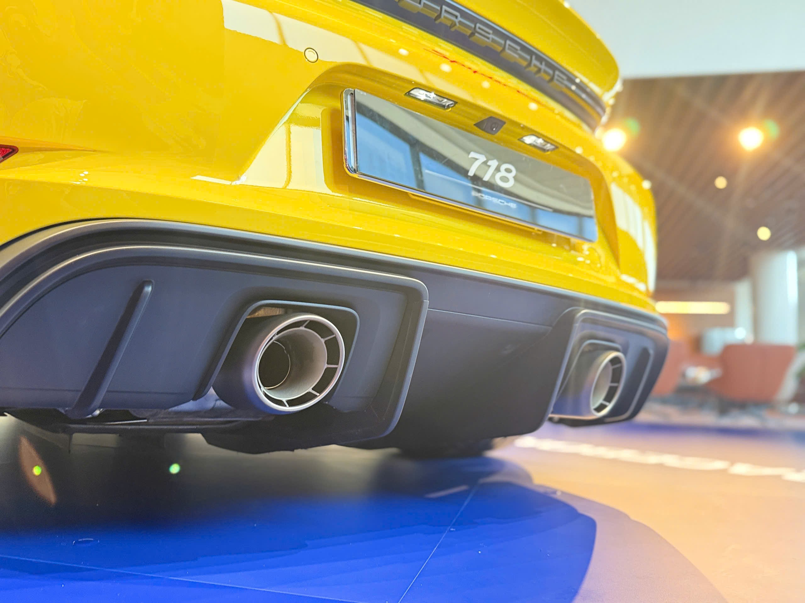 Cụm hệ thống ống xả được làm bằng chất liệu Titanium.