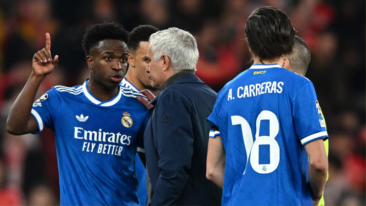 HLV Mourinho ban đầu bênh vực học trò