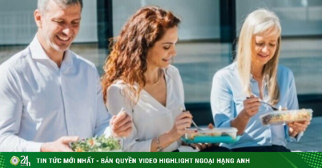 Vì sao người Pháp cấm ăn trưa tại bàn làm việc?