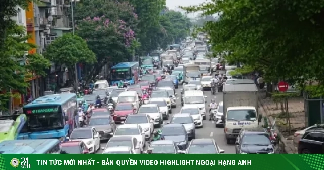 Hà Nội ngày đầu kỳ nghỉ lễ: Nội đô 'dễ thở', cửa ngõ ùn tắc