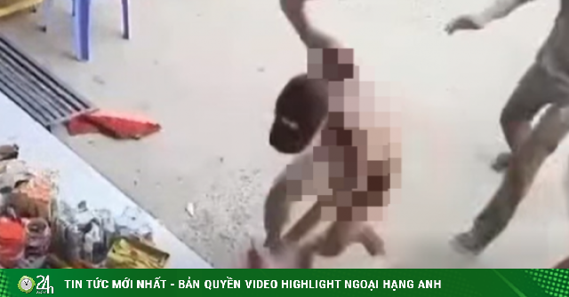 Xôn xao clip người đàn ông khỏa thân xông vào tiệm tạp hóa hành hung cô giáo