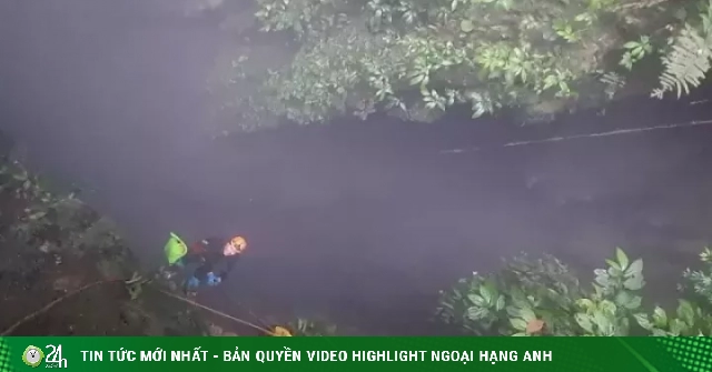 Chuyên gia thám hiểm đu dây xuống hang động mới phát hiện
