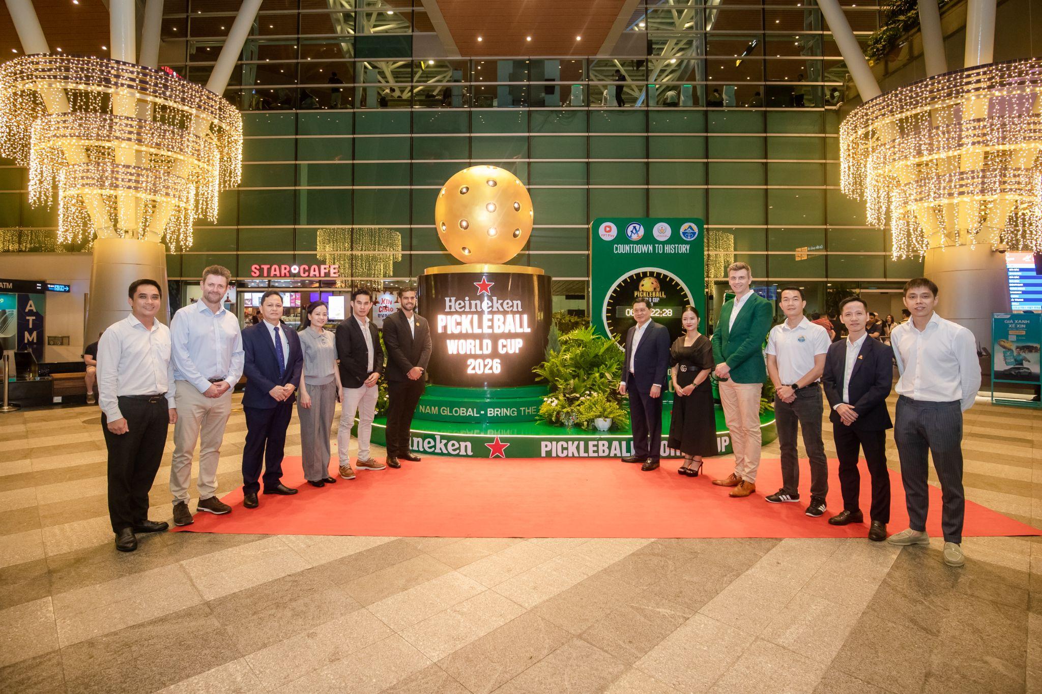 Lãnh đạo các cơ quan ban ngành của thành phố Đà Nẵng cùng đại diện HEINEKEN Việt Nam khai trương đồng hồ đếm ngược HEINEKEN Pickleball World Cup 2026 tại sân bay quốc tế Đà Nẵng