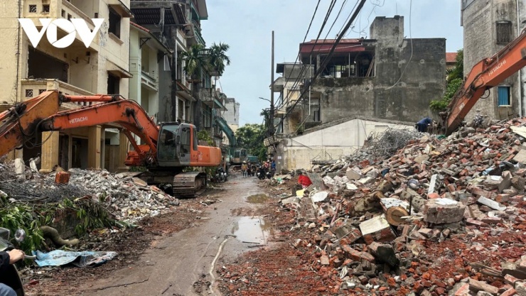 Máy móc vận hành liên tục, khối lượng vật liệu sau đó được thu gom, vận chuyển khỏi hiện trường.