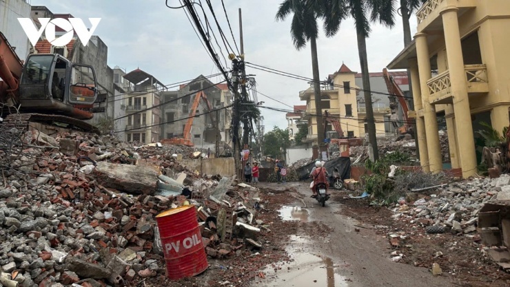 Phường Hồng Hà diện tích dự án có xây dựng trụ cầu (chiếm 60,96%% diện tích đất toàn bộ dự án), thuộc phạm vi thi công 29/38 trụ cầu chính (P10 đến P37) và 17/24 trụ phụ trên đường Âu Cơ, Nghi Tàm. 