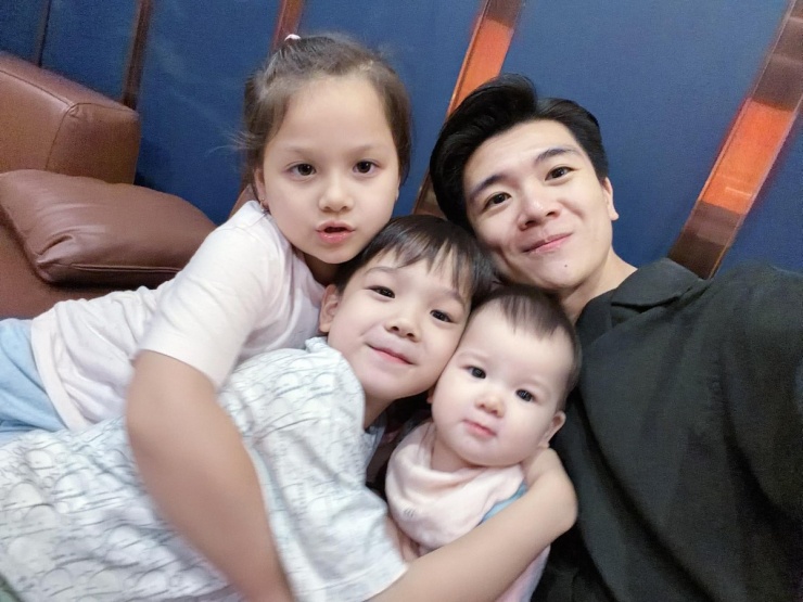 Ảnh sao 26/4: Anh chồng Đỗ Mỹ Linh nghỉ lễ bên ba con - 2