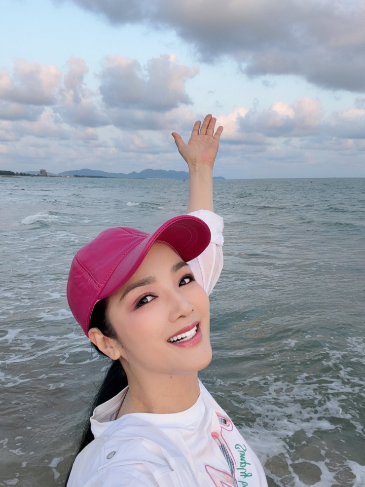 Ảnh sao 26/4: Anh chồng Đỗ Mỹ Linh nghỉ lễ bên ba con - 5