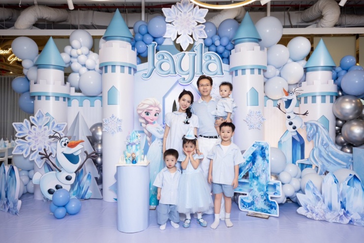 Ảnh sao 26/4: Anh chồng Đỗ Mỹ Linh nghỉ lễ bên ba con - 10