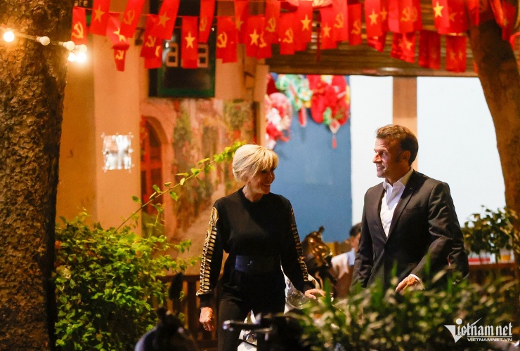 Tổng thống Pháp và phu nhân dạo phố Hà Nội trong chuyến thăm cấp nhà nước tới Việt Nam hồi tháng 5/2025