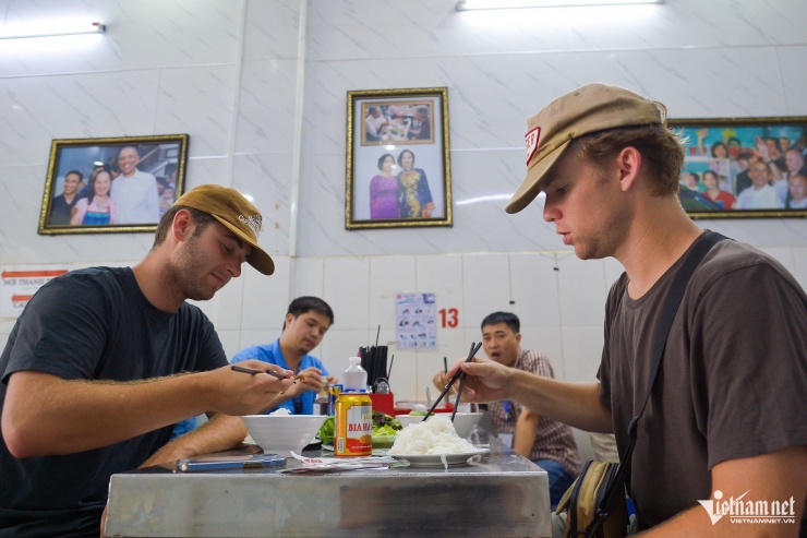 Quán bún chả ở Hà Nội từng đón Tổng thống Mỹ Barack Obama là địa điểm ăn uống quen thuộc của nhiều người địa phương và khách nước ngoài