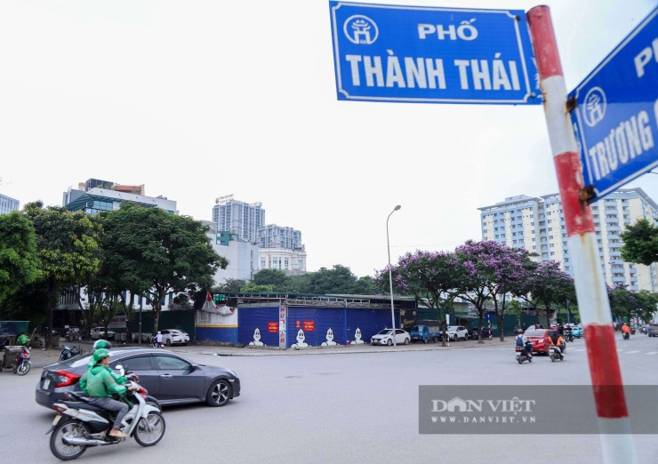 Dự án Trung tâm đào tạo, bồi dưỡng cán bộ, văn phòng và nhà công vụ (khu đất quây tôn màu xanh trong ảnh) của Ngân hàng Phát triển Việt Nam (VDBank) nằm trên khu “đất vàng” của quận Cầu Giấy cũ, cụ thể khu đất này nằm tại ô đất A/D18 Khu đô thị mới Cầu Giấy.