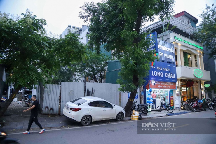 Dự án Tòa nhà dịch vụ, văn phòng và căn hộ cho thuê tại 155-161 Mai Hắc Đế. Đây là dự án nằm trên phố Mai Hắc Đế, khu vực lõi, “đất vàng” trung tâm của Hà Nội. Hiện một phần khu đất đang cho nhà thuốc Long Châu và các cửa hàng thuê lại.