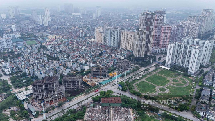 Dự án khu đô thị Văn Khê mở rộng (Usilk City) do Công ty Cổ phần Sông Đà Thăng Long làm chủ đầu tư. Dự án nằm dọc trục đường Tố Hữu.