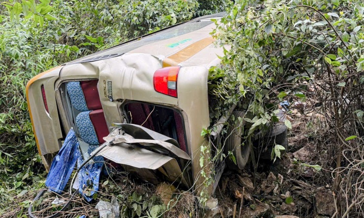 Thời điểm trên, ông L.V.T. (SN 1985, trú tại xã Đại Thanh, TP Hà Nội) lái xe ô tô khách BKS 29B-170.45, chở 25 người, đi theo hướng từ phường Kim Liên (TP Hà Nội) đi xã Vân Hồ (tỉnh Sơn La).