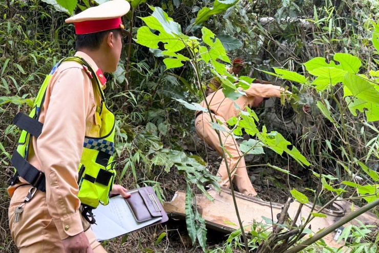 Ngay sau khi xảy ra vụ việc, Phòng CSGT Công an tỉnh Sơn La, Phòng Cảnh sát PCCC và CNCH, Công an xã Vân Hồ cùng các lực lượng chức năng có mặt tại hiện trường, khẩn trương tổ chức cứu nạn, đưa các nạn nhân đi cấp cứu, đồng thời bảo vệ hiện trường, phân luồng và điều tiết giao thông.