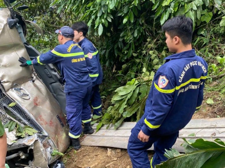 Thông tin từ Công an tỉnh Sơn La, nguyên nhân ban đầu được xác định do tuyến đường dốc, nhiều khúc cua, mặt đường hẹp, lái xe không quen đường dẫn đến mất kiểm soát phương tiện.