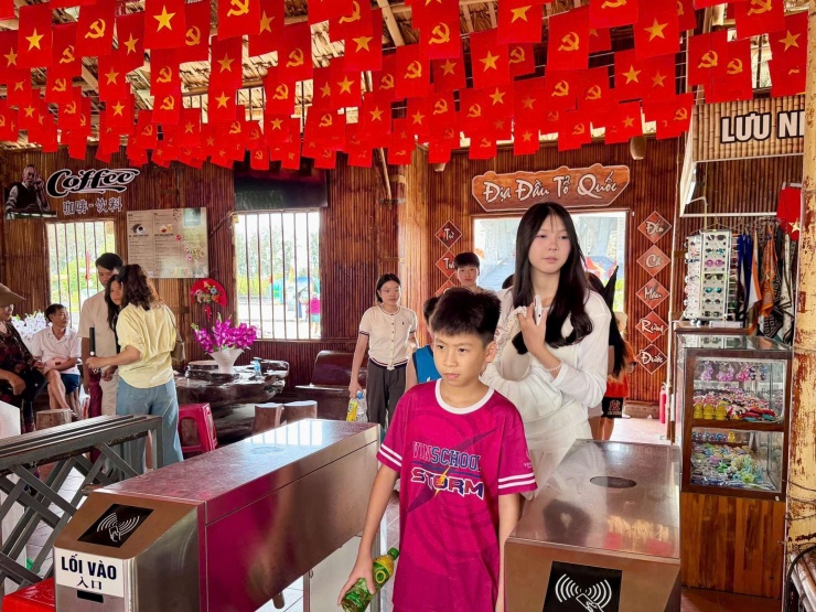 Theo số liệu từ sở VHTTDL Quảng Ninh, phường Móng Cái 1 đạt 11.000 lượt khách ghé thăm trong ngày 25/4. (Ảnh: QN)