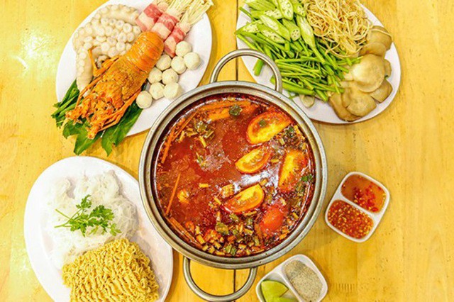 Trong lúc đợi tôm hùm chín, bạn thưởng thức thịt bò, ngao hay mực, rau…cùng với nước lẩu chua cay mặn ngọt cực kỳ ngon.