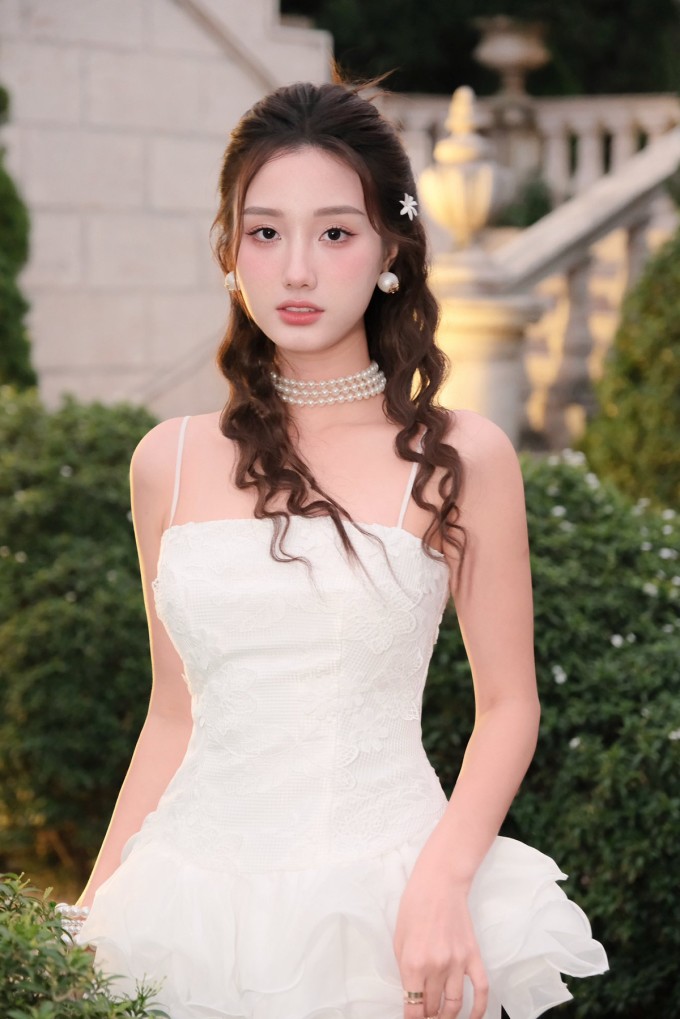 Sắc vóc của 'gái hư' gây sốt trong 'Bước chân vào đời' - 11