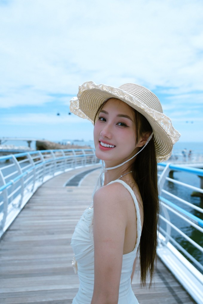 Sắc vóc của 'gái hư' gây sốt trong 'Bước chân vào đời' - 9